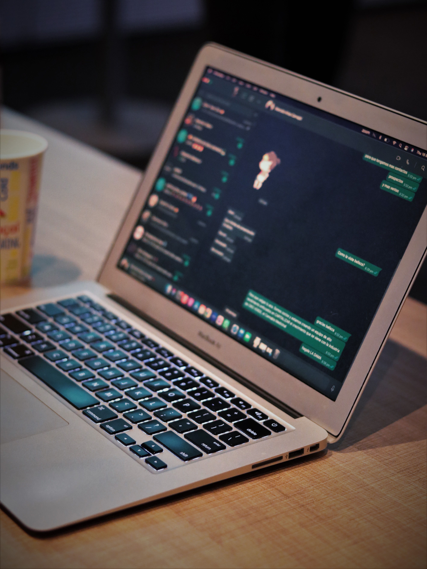 Notebook exibindo o WhatsApp aberto para atendimento de clientes em um negócio